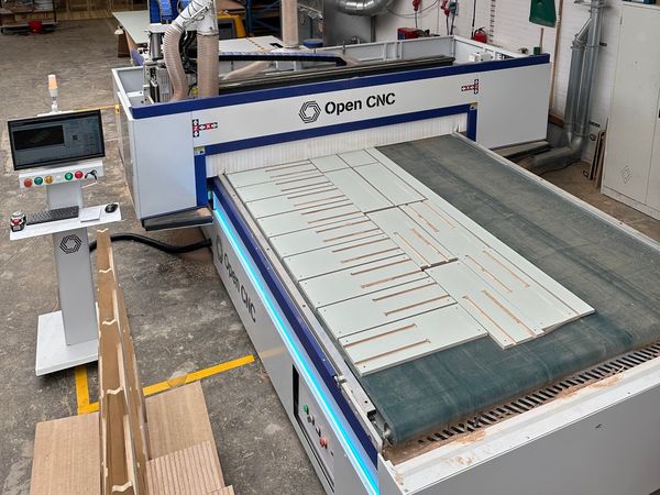 Gefreesde kastdelen met sleuven op de Open CNC, klaar voor een interieurbouwer